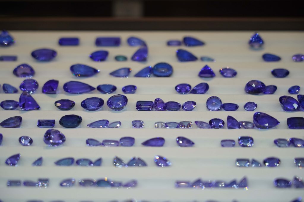 gemmes bleues sur un plateau saphir tanzanite