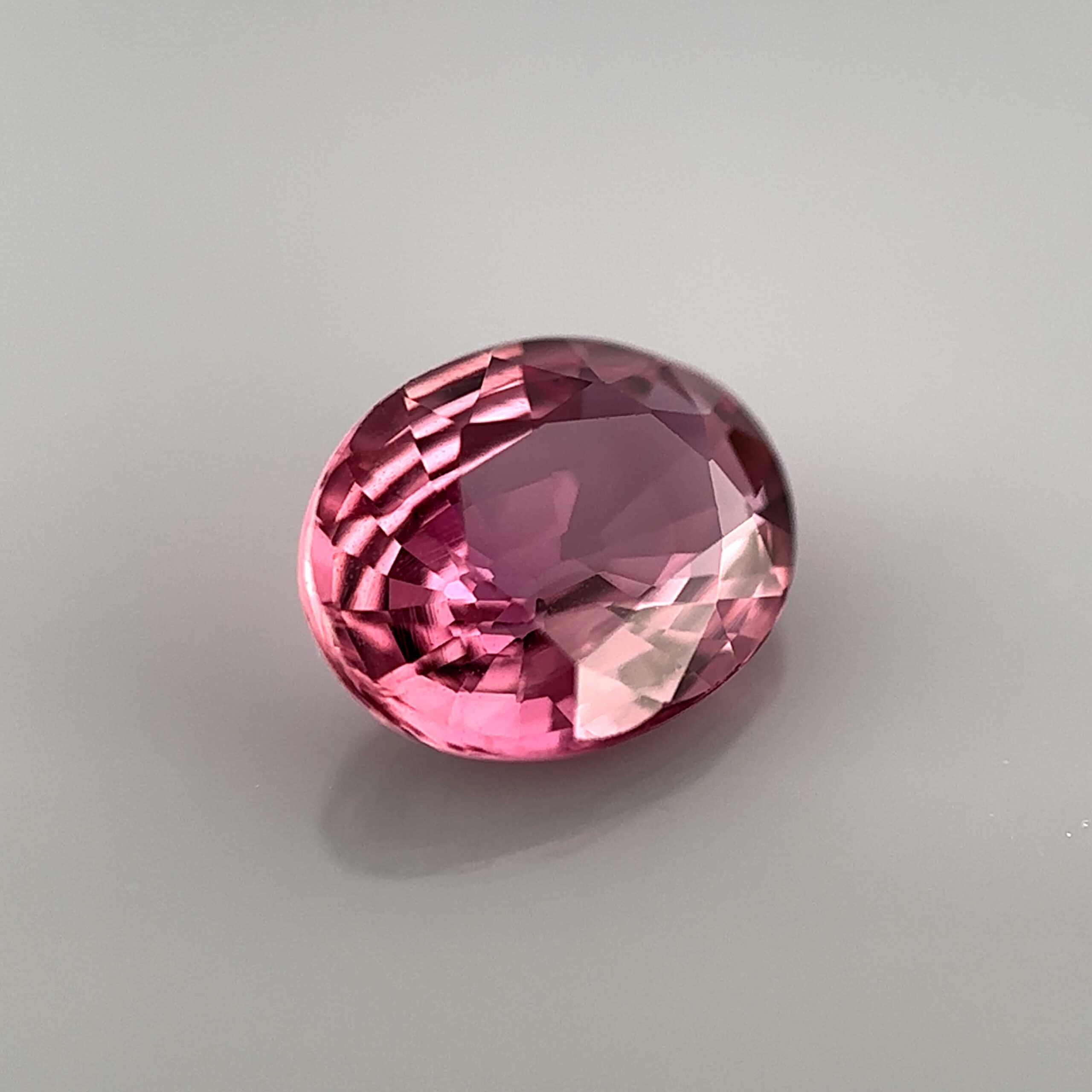 Saphir Brut Pourpre Rose De Tanzanie 3,29 Carats - Rare, Non Chauffé, Dimensions 8.5 X 7.7 Mm