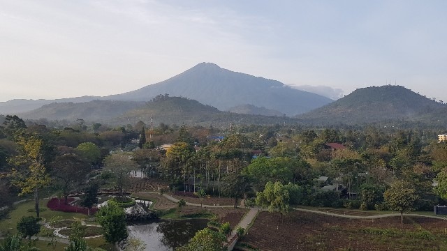 paysage montagneux derriere arusha