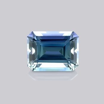 tanzanite naturelle taille emeraude sur fond gris