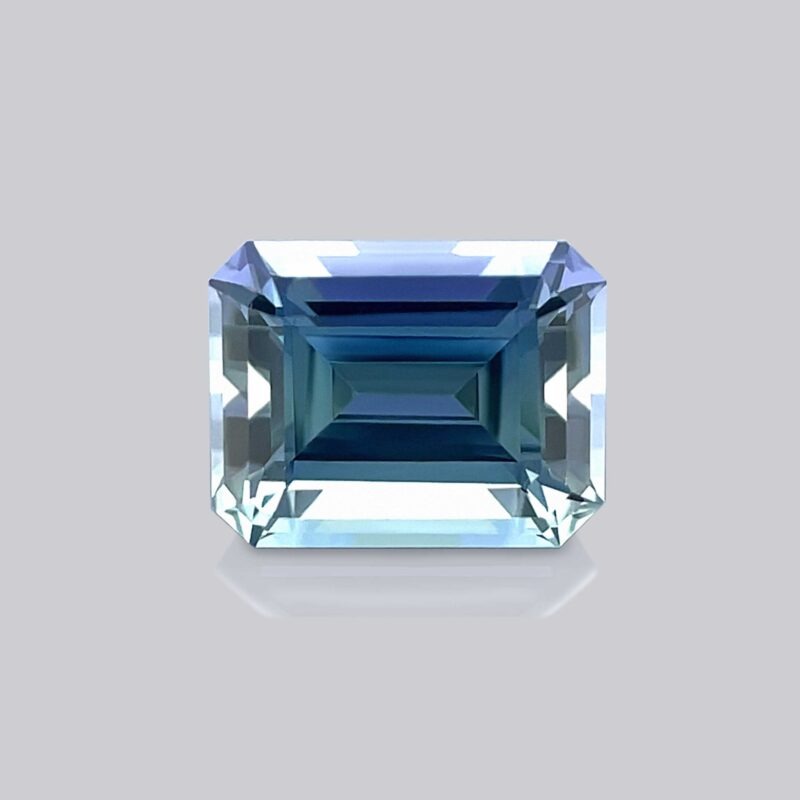 tanzanite naturelle taille emeraude sur fond gris
