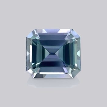 tanzanite taille emeraude de face fond gris