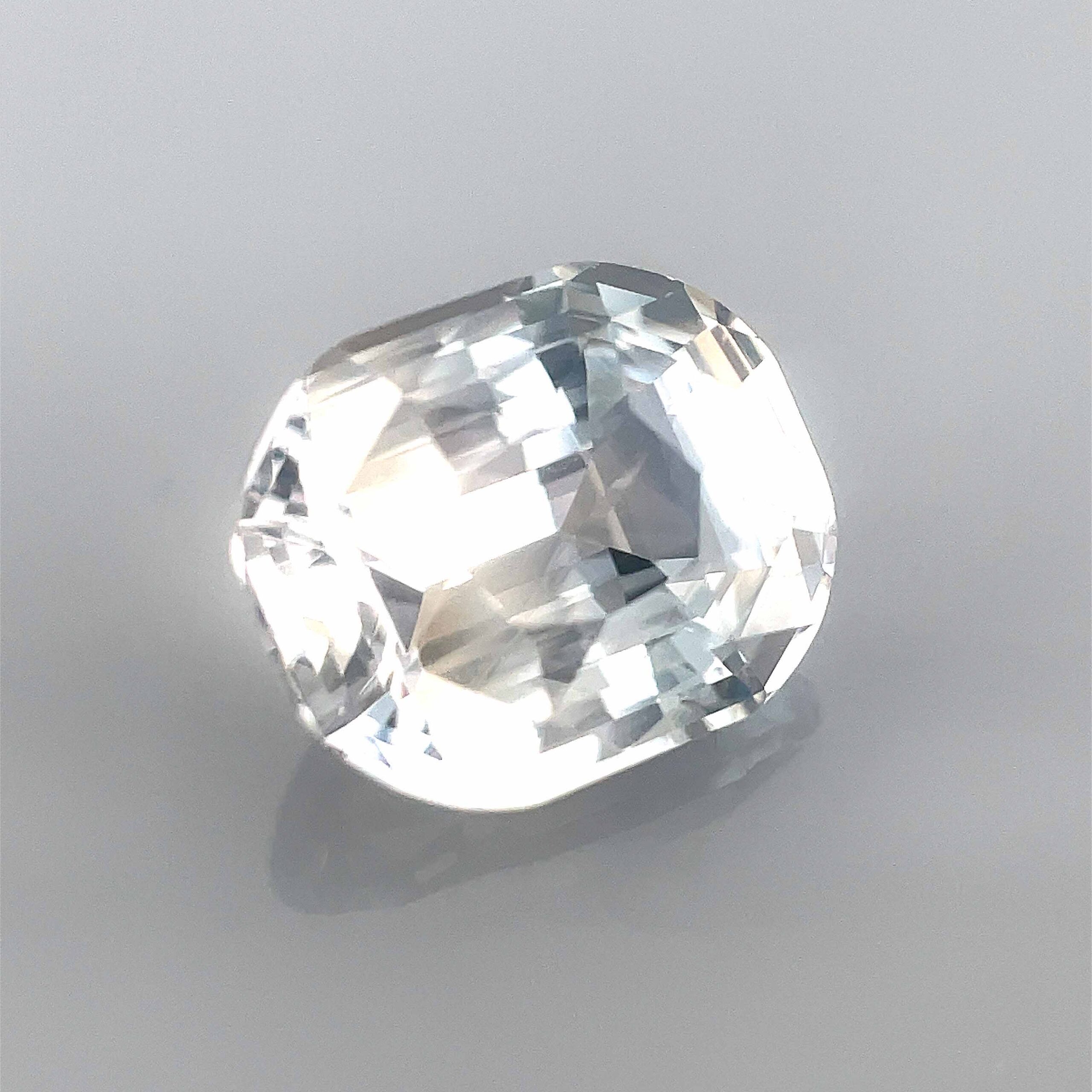 saphir blanc coussin fond gris