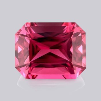 tourmaline rose intense sur fond gris