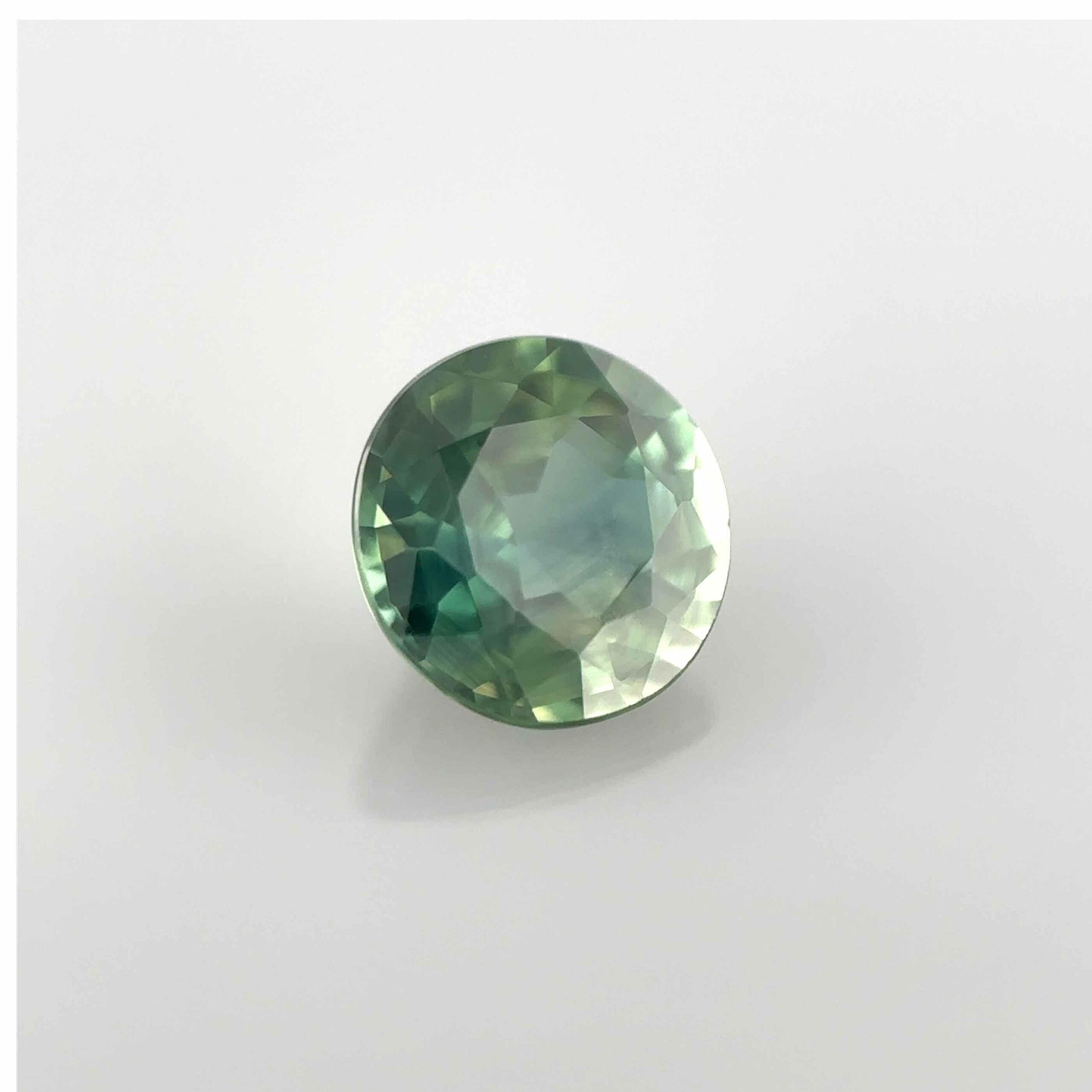 Saphir vert rond 0.52 carats, pierre précieuse verte mygem