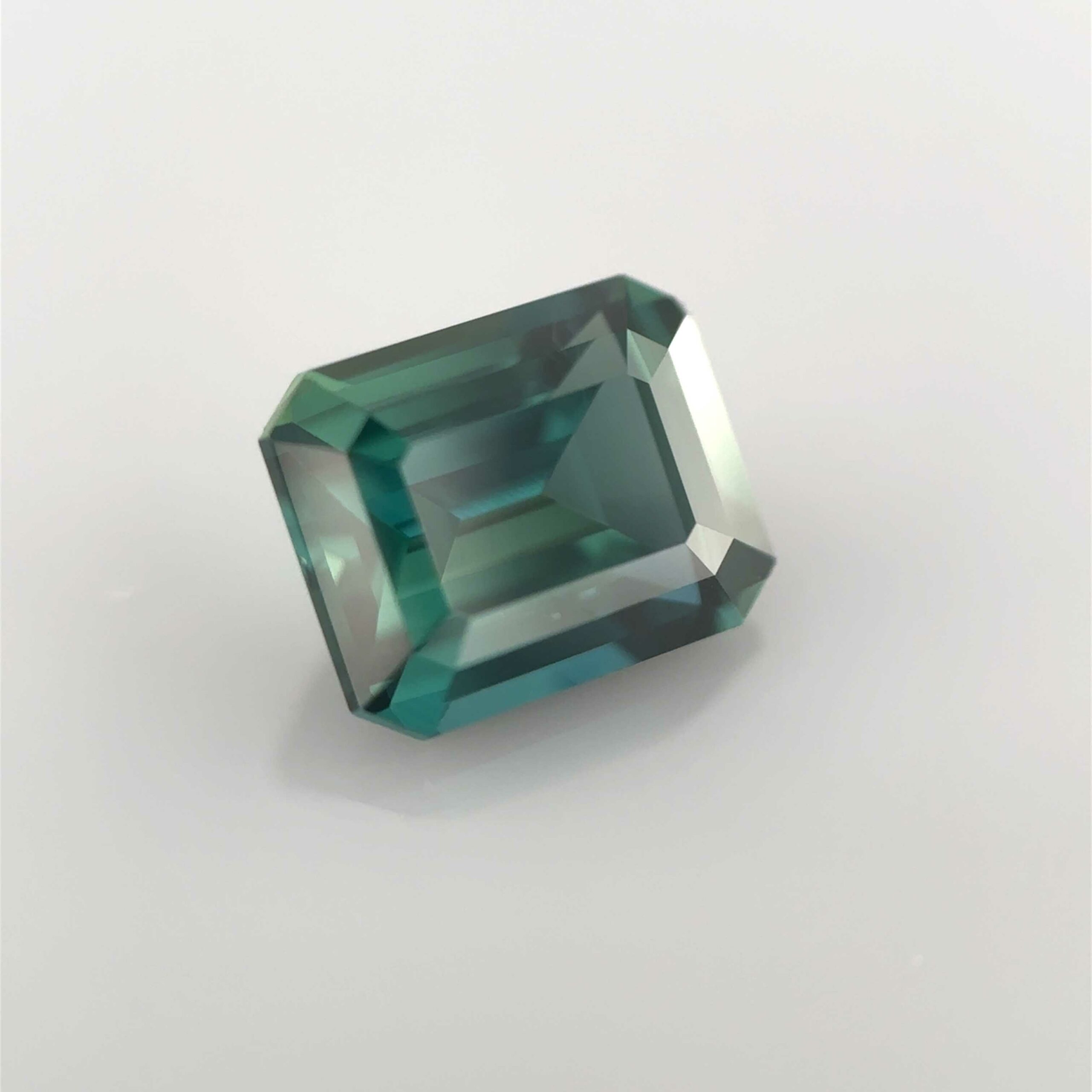 Saphir bleu-vert "teal" octogonal, couleur intense, pierre précieuse mygem