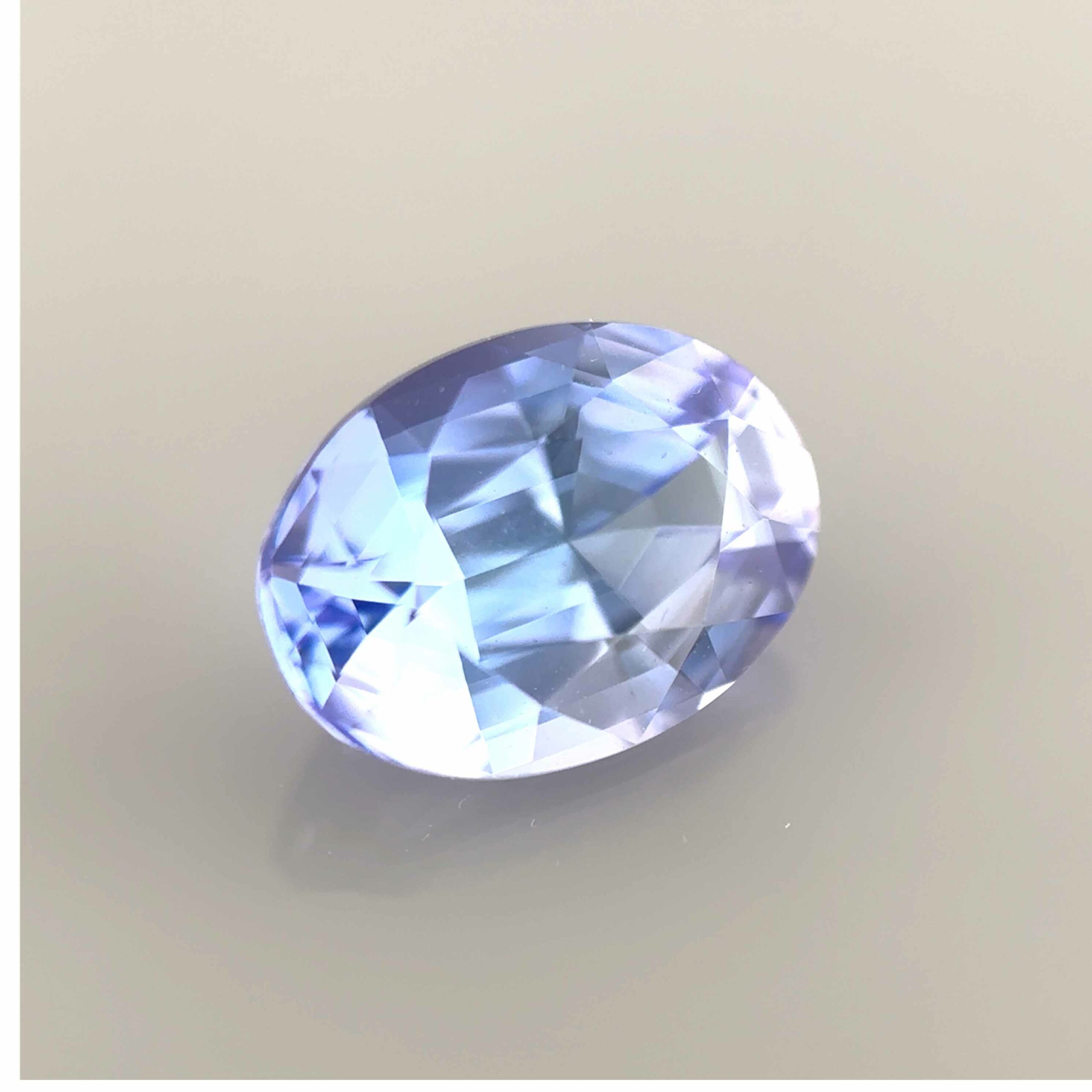 Tanzanite bleue ovale, pureté exceptionnelle, pierre précieuse mygem
